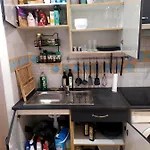 Private Independant Flat - Center - 2 Balconies לורדה